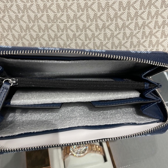 Michael Kors Men’s Women’s Cooper Tech Zip Around Continental Wallet
Navy Multi - Picture 13 of 16